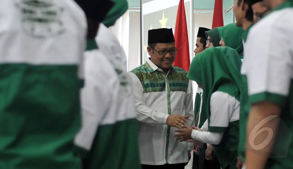 Ketua Umum DPP PKB Muhaimin Iskandar memberikan ucapan selamat kepada pengurus baru Dewan Pimpinan Nasional (DPN) Gerakan Mahasiswa Satu Bangsa (Gemasaba) di Kantor DPP PKB, Jakarta, Jumat (8/5/2015). (Liputan6.com/Johan Tallo)