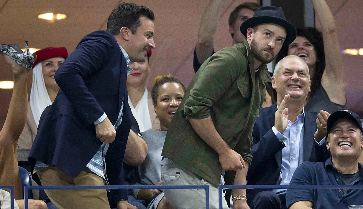 Pembawa acara sekaligus komedian Jimmy Fallon dan penyanyi Justin Timberlake menirukan tarian Beyonce pada video klip Single Ladies saat menonton turnamen tenis Grand Slam AS Terbuka 2015 di New York, Rabu (9/9). (REUTERS/Carlo Allegri)