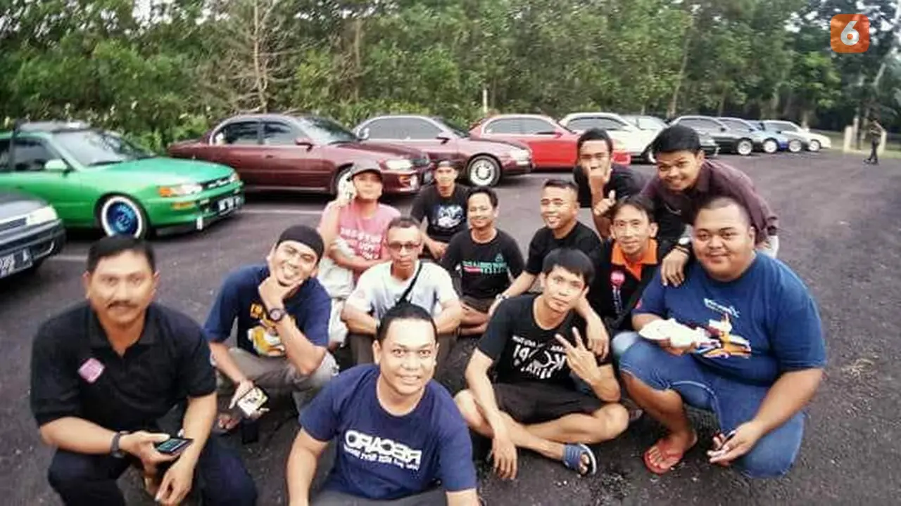 Anggota Komunitas Great Corolla Club Indonesia (GCCI) Berswafoto Saat Kopdar Sebelum Pandemi Covid-19. (Dokumentasi GCCI Cilegon).