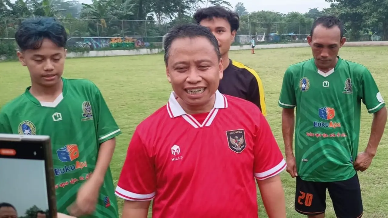 Supian Suri saat usai bermain sepak bola dengan warga di Beji, Depok.