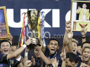 Teerasil Dangda dan rekan-rekannya mengangkat trofi AFF 2016 usai mengalahkan Indonesia 2-0. (Bola.com/Vitalis Yogi Trisna)