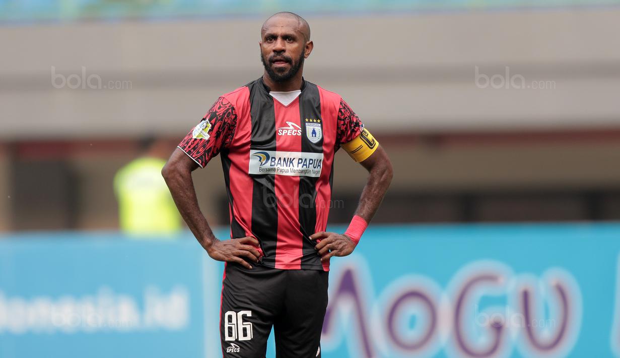 <p>Ekspresi pemain Persipura Jayapura, Boaz Solossa usai timnya kalah dari PS TNI pada lanjutan Liga 1 2017 di Stadion Patriot, Bekasi (4/11/2017). PS TNI menang 2-1. (Bola.com/Nick Hanoatubun)</p>