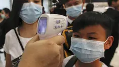 Seorang anak laki-laki menjalani pemeriksaan suhu badan saat tiba di Bandara Internasional Bangkok Suvarnabhumi, Thailand, Minggu (21/6/2015). WHO mencatat ada 1.334 kasus MERS di 26 negara. (REUTERS/Kerek Wongsa)