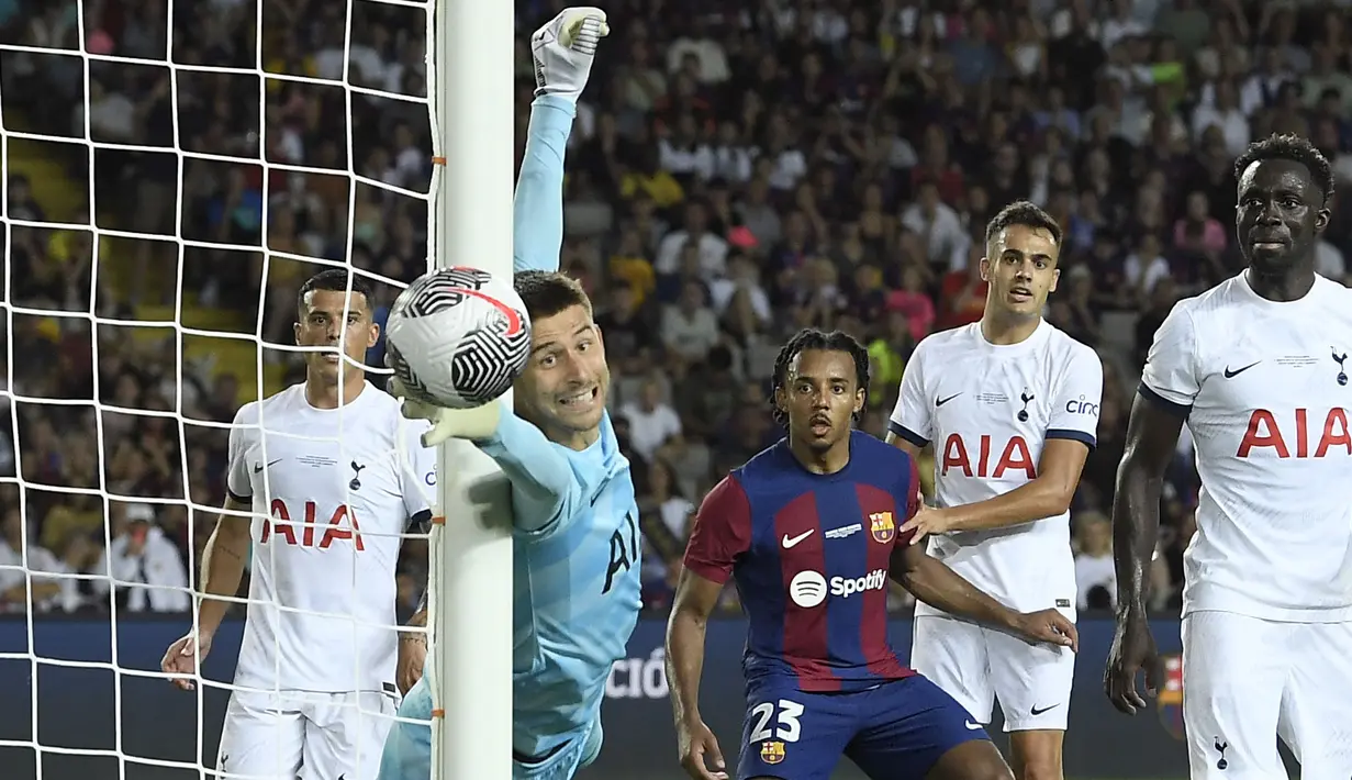 Kiper Tottenham Hotspur, Guglielmo Vicario berusaha menghalau bola saat melawan Barcelona pada laga Piala Joan Gamper edisi ke-58 di Estadi Olimpic Lluis Companys, Barcelona, 9 Agustus 2023 WIB. (AFP/Pau Barrena)