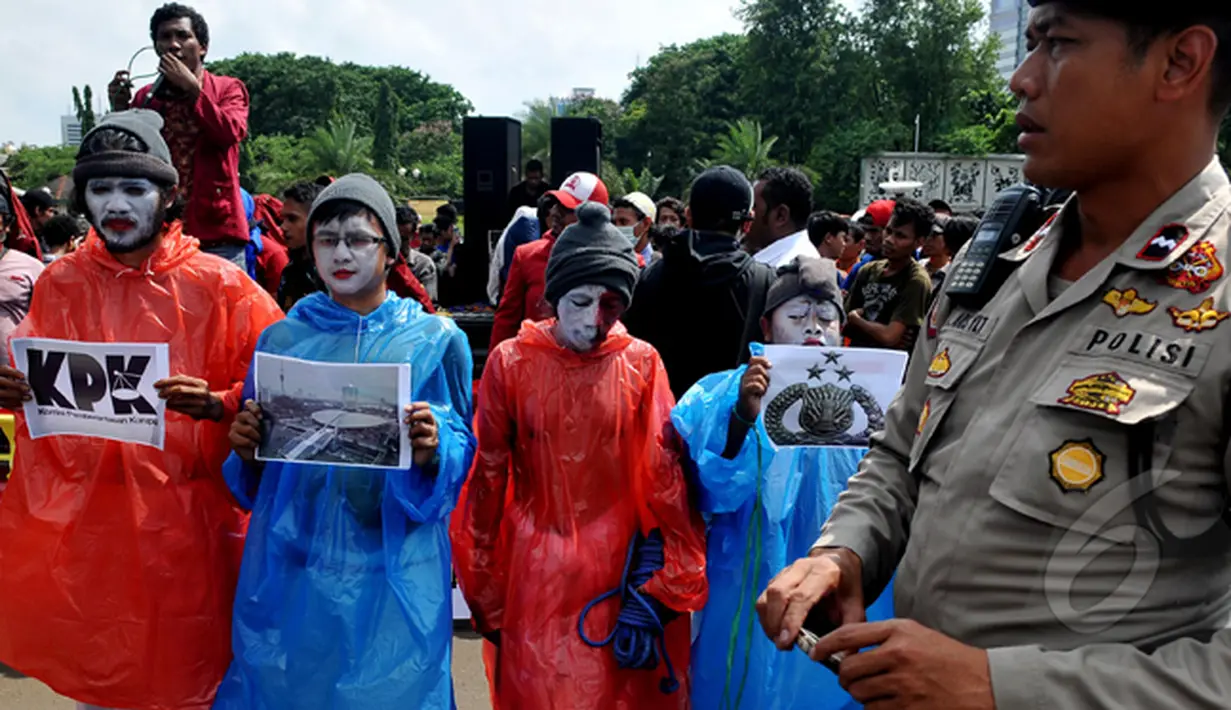 Seorang petugas kepolisian tampak mengawal aksi ratusan mahasiswa di depan Istana Negara, Jakarta, Jumat (30/1/2015). (Liputan6.com/Johan Tallo)