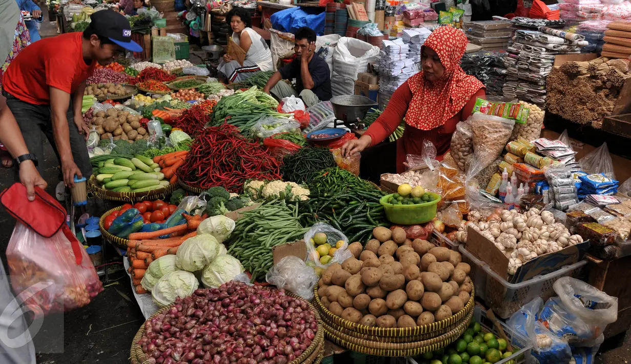 Pedagang menunggu pembeli di Pasar Kebayoran Lama, Jakarta, Kamis (27/8/2015). Naiknya harga kebutuhan pokok membuat pembeli mengurangi pembelian bahan makanan hingga menyebabkan daya beli masyarakat turun. (Liputan6.com/Johan Tallo)
