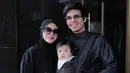 <p>Aurelie Hermansyah dan Atta Halilintar baru saja menjalankan ibadah umrah bersama. Yang menarik adalah keduanya membawa sang buah hati Ameena dalam perjalanan ibadah ini. Dalam potret ini, ketiganya kompak mengenakan outfit serba hitam dengan Atta menggendong Ameena di depan. Foto: Instagram.</p>