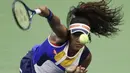 Petenis Jepang, Naomi Osaka, mengembalikan bola saat bertanding melawan petenis Jerman, Angelique Kerber, pada laga turnamen AS Terbuka 2017 di New York, Selasa (29/8/2017). Angelique Kerber kalah 3-6 dan 1-6 dari Naomi Osaka. (AP/Frank Franklin II)