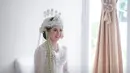 <p>Adisty Juniar terlihat cantik dengan balutan baju adat sunda. Akad nikah yang digelar secara khidmat itu dihadiri oleh keluarga, orang terdekat, dan teman-teman keduanya. (FOTO: instagram.com/reddot.livestream/)</p>