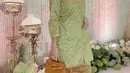 Marcella Zalianty tampil elegan berbalut kebaya Kartini gold rancangan Oscar Lawalata [@marcella.zalianty]
