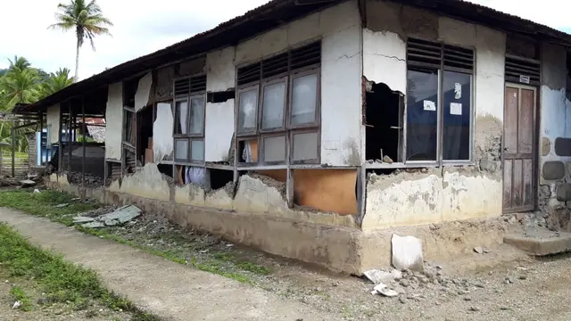 Kerusakan rumah warga pasca gempa Halmahera