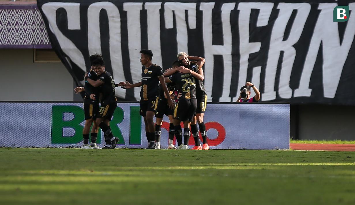 Para pemain Dewa United FC merayakan gol penyeimbang 1-1 ke gawang Persita Tangerang yang dicetak Karim Rossi (kanan) dalam laga pekan ke-20 BRI Liga 1 2022/2023 di Stadion Indomilk Arena, Tangerang, Minggu (22/1/2023). (Bola.com/Bagaskara Lazuardi)