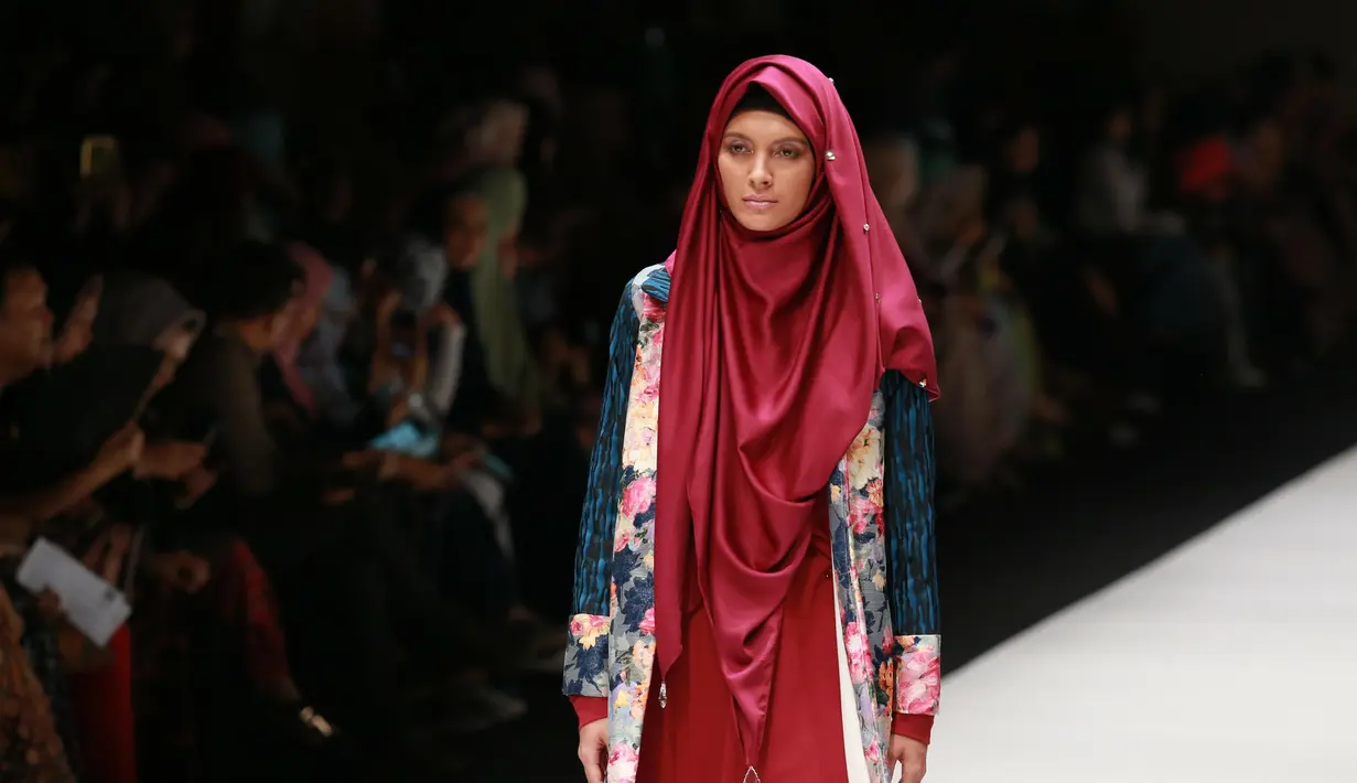 Busana yang di pamerkan Oki juga sebagai busana alternatif bagi kaum muslimah. Dan untuk memanipulasi bentuk tubuh dalam berbagai suasana. Dalam fashion show hasil rancangan produk yang dinamakan Q by Oki Setiana Dewi. (Adrian Putra/Bintang.com)