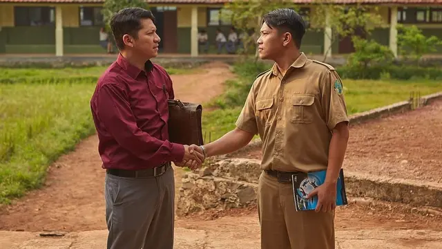 Adegan film Guru-guru Gokil. (Foto: Netflix, BASE Entertainment)