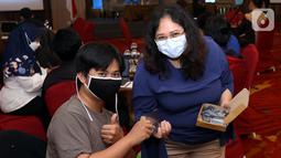 Peserta Hands On Workshop IoT Creation 2022 mencoba modul IoT Garuda yang akan digunakan untuk membuat solusi internet of things (IoT) guna menyelesaikan permasalahan yang ada di masyarakat di Kota Bandung, Rabu (11/5/2022). Kegiatan hands on workshop merupakan pelatihan membuat solusi IoT berbasis modul IoT yang diadakan di 5 kota, yaitu Bandung, Bali, Yogyakarta, Surabaya, dan Jakarta. (Liputan6.com/HO/ASIOTI)