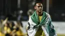 Bintang Brasil, Neymar, memakai bendera dari klub Chapecoense usai menjalani laga amal. Neymar bersama Robinho menjadi inisiator pertandingan amal yang dilakukan untuk mengenang para pemain Chapecoense. (AFP/Miguel Schincariol)