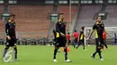 Pemain asing Mitra Kukar asal Brasil, Rodrigo Dos Santos, Arthur Cunha dan Patrick dos Santos (kiri ke kanan) berjalan bersama usai berlatih di Stadion GBK Jakarta, Sabtu (23/1/2016). (Liputan6.com/Helmi Fithriansyah)