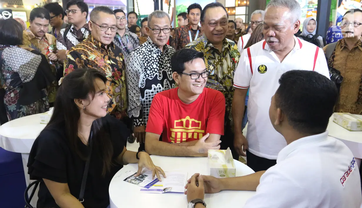 Menteri PUPR, Basuki Hadimuljono berbincang dengan pengunjung pameran Indonesia Property Expo (IPEX) 2018 di Jakarta Convention Centre, Sabtu (3/3). Berbagai promosi menarik bisa dinikmati pengunjung dari pameran tahunan ini. (Liputan6.com/Angga Yuniar)