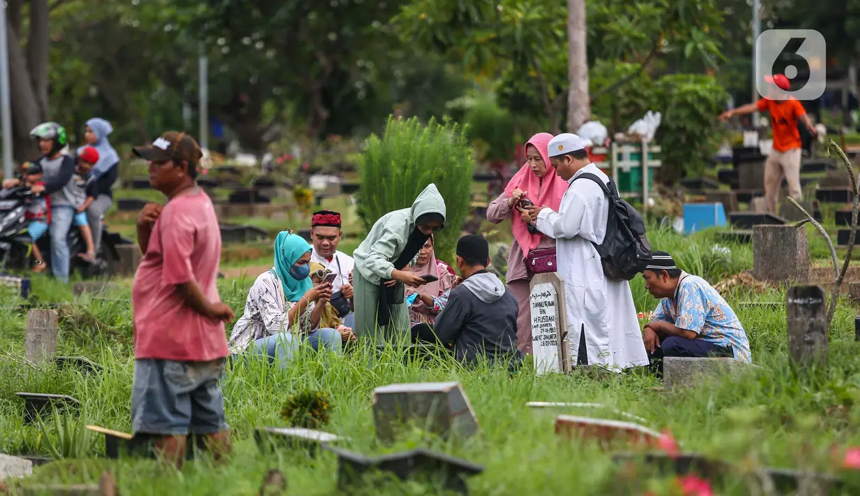 Salah satunya, berziarah kubur atau makam. (Liputan6.com/Angga Yuniar)