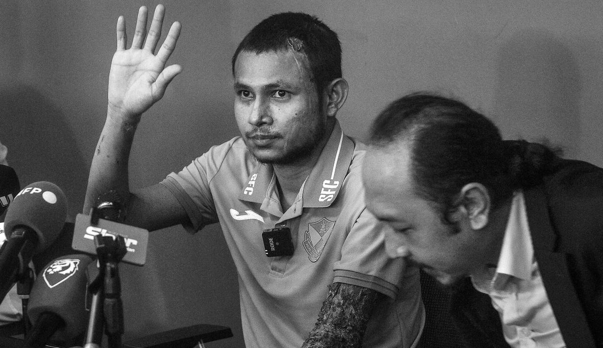 Pemain Malaysia, Faisal Halim menyapa awak media saat jumpa pers pemusatan latihan Selangor FC di Padang SUK Shah Alam, Kamis (13/6/2024). Terlihat luka bakar di sejumlah bagian tubuhnya akibat insiden penyiraman air keras oleh orang yang tak dikenal pada 5 Mei 2024. (AFP/Arif Kartono)