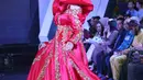 Model membawakan busana pada acara Palembang Fashion Week (PFW) 2019 di Palembang Icon, Sumsel, Minggu (10/3). Pagelaran PFW yang digelar ke enam kalinya menampilkan 10 karya desainer lokal yang mengusung tema URBANATION. (Liputan6.com/Fery Pradolo)