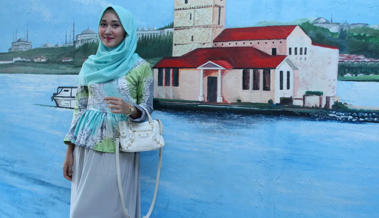 Pemilik nama lengkap Dian Wahyu Utami ini memang kerap tampil dengan hijab yang diikatkan kebelakang. Namun pada saat press konferens FIlm Bulan Terbelah Di langit Amerika Dian tampil simpel dengan hijab biru muda yang menjulur ke arah pundak kanan (Kapanlagi/Bayu Herdianto)