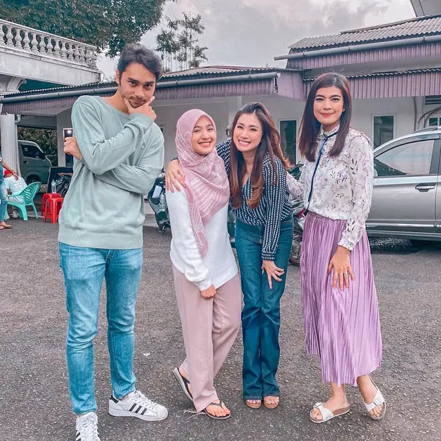 6 Potret Kebersamaan Megantara dan Pemain Love Story, Kini Bintangi Sinetron Baru