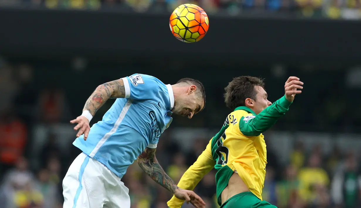 Pemain Manchester City, Aleksandar Kolarov (kiri), berebut bola dengan pemain Norwich City, Jonathan Howson, dalam laga Liga Premier Inggris di Stadion Etihad, Manchester, Sabtu (31/10/2015) malam WIB. (AFP Photo/Lindsey Parnaby)