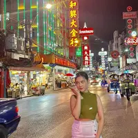 Mengabadikan foto di tengah jalanan kota penuh lampu di Thailand. Ziva masih mengenakan crop top andalan dengan warna hijau. Crop top memang jadi item fashion tepat untuk pemilik tubuh petite agar terlihat tubuh ramping dan menonjolkan ilusi kaki lebih tinggi. [Foto: @zivamagnolya]