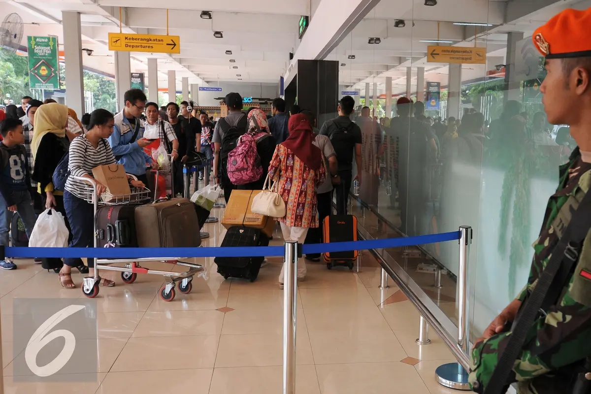 20160704-Pemudik-Padati-Bandara-Halim-PK-HEL