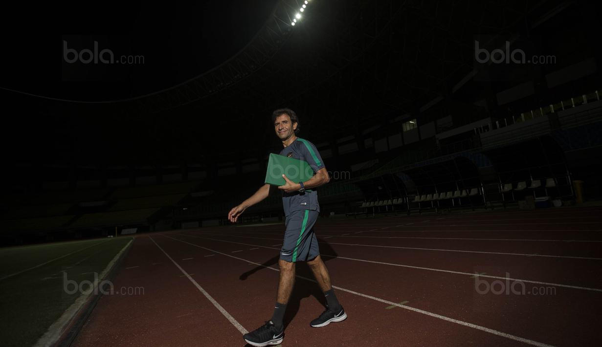 Pelatih Timnas Indonesia, Luis Milla, bersiap memimpin latihan di Stadion Patriot, Bekasi, Senin (2/10/2017). Latihan ini merupakan persiapan jelang laga persahabatan melawan Kamboja. (Bola.com/Vitalis Yogi Trisna)