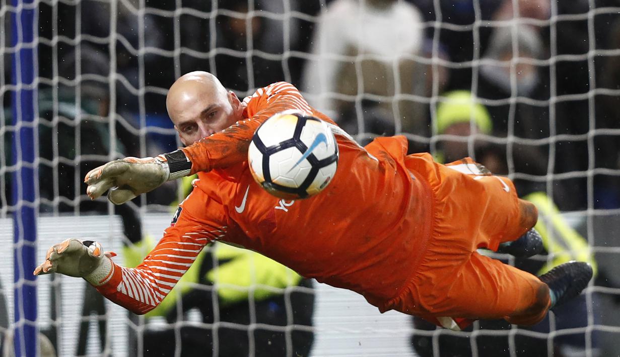 Aksi kiper Chelsea, Willy Caballero melakukan penyelamatan dari sepakan pemain Norwich City pada laga babak ketiga Piala FA di Stamford Bridge, London, (17/1/2018). Chelsea menang lewat adu penalti 5-3. (AFP/Adrian Dennis)