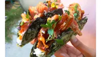 Jika kalian menyukai makanan jepand dan mexico dan ingin memakannya dalam satu makanan, coba deh Taco Sushi satu ini.