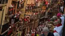 Orang-orang berdiri di balkon saat menunggu dimulainya Festival San Fermin di Pamplona, Spanyol, Senin (9/7). (AP Photo/Alvaro Barrientos)