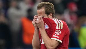 Bintang Bayern Munchen, Harry Kane, menutup wajahnya setelah laga kontra Paris Saint-Germain (PSG) di leg kedua semifinal Liga Champions 2025/2026 berakhir. Bayern Munchen gagal melangkah ke final Liga Champions karena kalah agregat 5-6 dari Paris Saint-Germain (PSG). (AP Photo/Matthias Schrader)