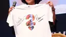 Mira Lesmana menunjukkan kaos bergambar poster film AADC. Sebelumnya, ia sudah mengumumkan film ‘Ada Apa Dengan Cinta?’ akan dibuat sekuel melalui media sosial. (Wimbarsana/Bintang.com)