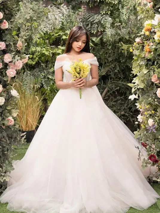 <p>Dipotret oleh Korean Artiz Studio, vibes pemotretan Fuji pun seperti mempelai perempuan asal Korea Selatan. Dengan background foto dengan konsep alam kehijauan. [@fuji_an]</p>