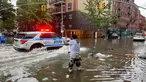 Seorang pria bekerja membersihkan saluran air akibat banjir di wilayah Brooklyn, New York, Amerika Serikat, Jumat (29/9/2023). Hujan badai yang dahsyat pada jam-jam sibuk telah melanda wilayah metropolitan New York. (AP Photo/Jake Offenhartz)
