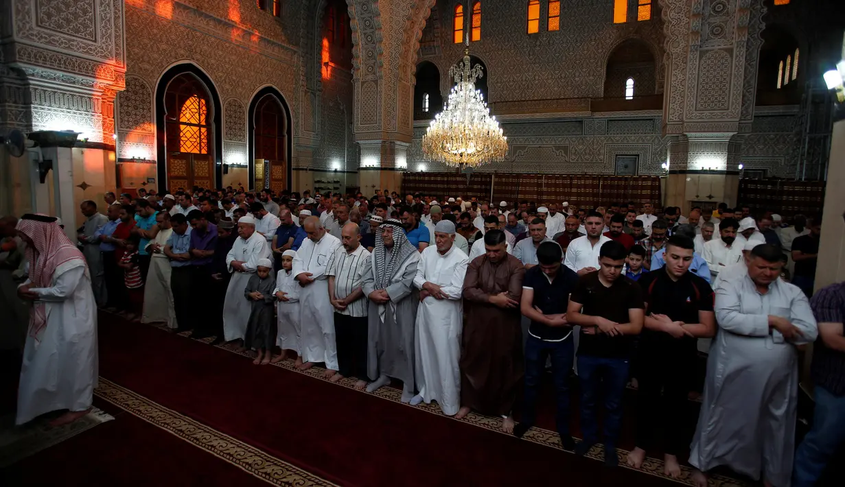 Jamaah Sunni menghadiri shalat di sebuah masjid Sunni pada hari pertama perayaan Idul Adha di Baghdad, Irak (12/9). (REUTERS / Khalid al Mousily)