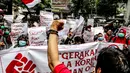 Masa yang tergabung gerakan bela korban pinjaman online menggelar aksi di depan PN Jakarta Pusat, Jakarta, Rabu (6/2). Mereka menuntut hakim untuk memberikan keadilan kepada korban rentenir online. (Liputan6.com/Johan Tallo)