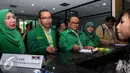 Ketua Muktamar PPP di Bandung Hasan Husairi dan Wasekjen DPP PPP Achmad Baidowi mengisi buku tamu KPK, Jakarta (4/3). Kedatangannya untuk memantau adanya politik uang di Muktamar PPP yang akan diselenggarakan pada bulan April. (Liputan6.com/Helmi Afandi)