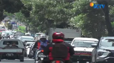 Libur panjang, menuju kawasan wisata Lembang macet parah. Kendaraan dari arah Bandung terpaksa bergerak pelan bahkan cenderung berhenti menuju arah Lembang.