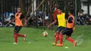 Sejumlah pemain timnas Timor Leste U-23 melakukan latihan di Lapangan C Senayan, Kamis (26/3/2015). Kualifikasi grup H Piala Asia 2016 akan berlangsung pada 27-31 Maret 2015 di Stadion GBK Jakarta. (Liputan6.com/Helmi Fithriansyah)
