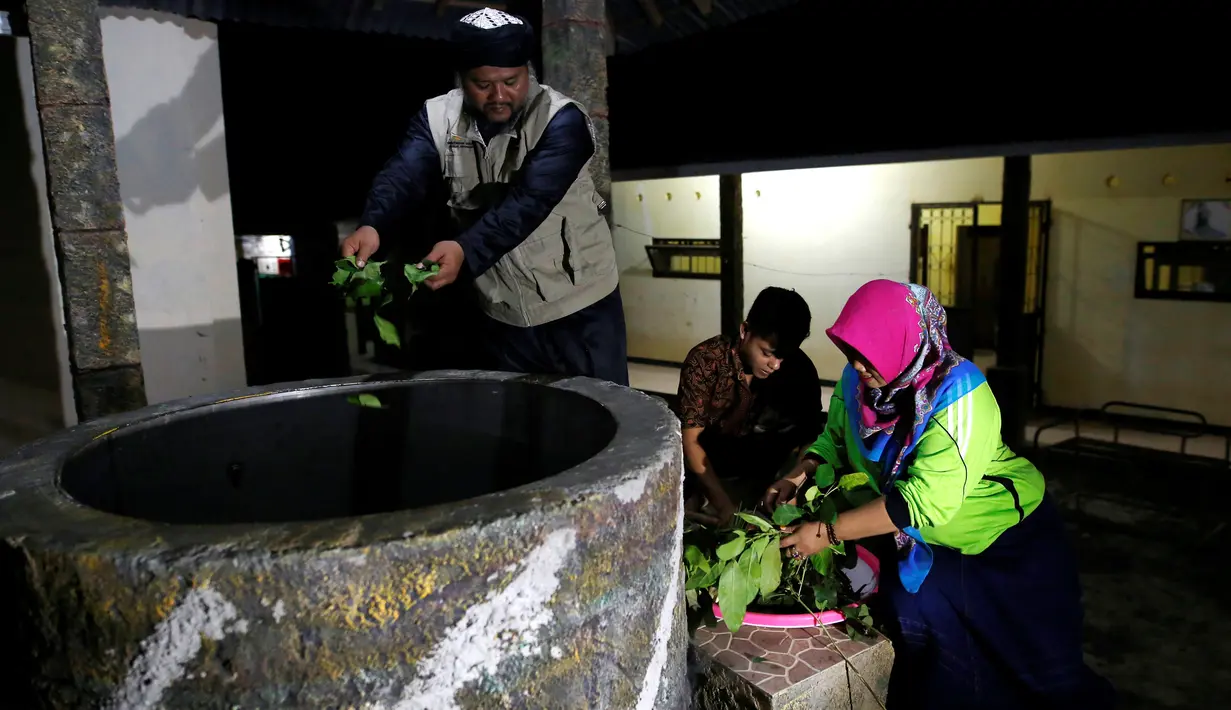 Ramuan herbal dimasukkan ke dalam sebuah tempat perendaman untuk rehabilitasi pecandu narkoba di Purbalingga, Jateng, 27 Juli 2016. Terapi untuk pecandu narkoba ini dilakukan dengan merebus pasien di atas kompor yang menyala. (REUTERS/Darren Whiteside)