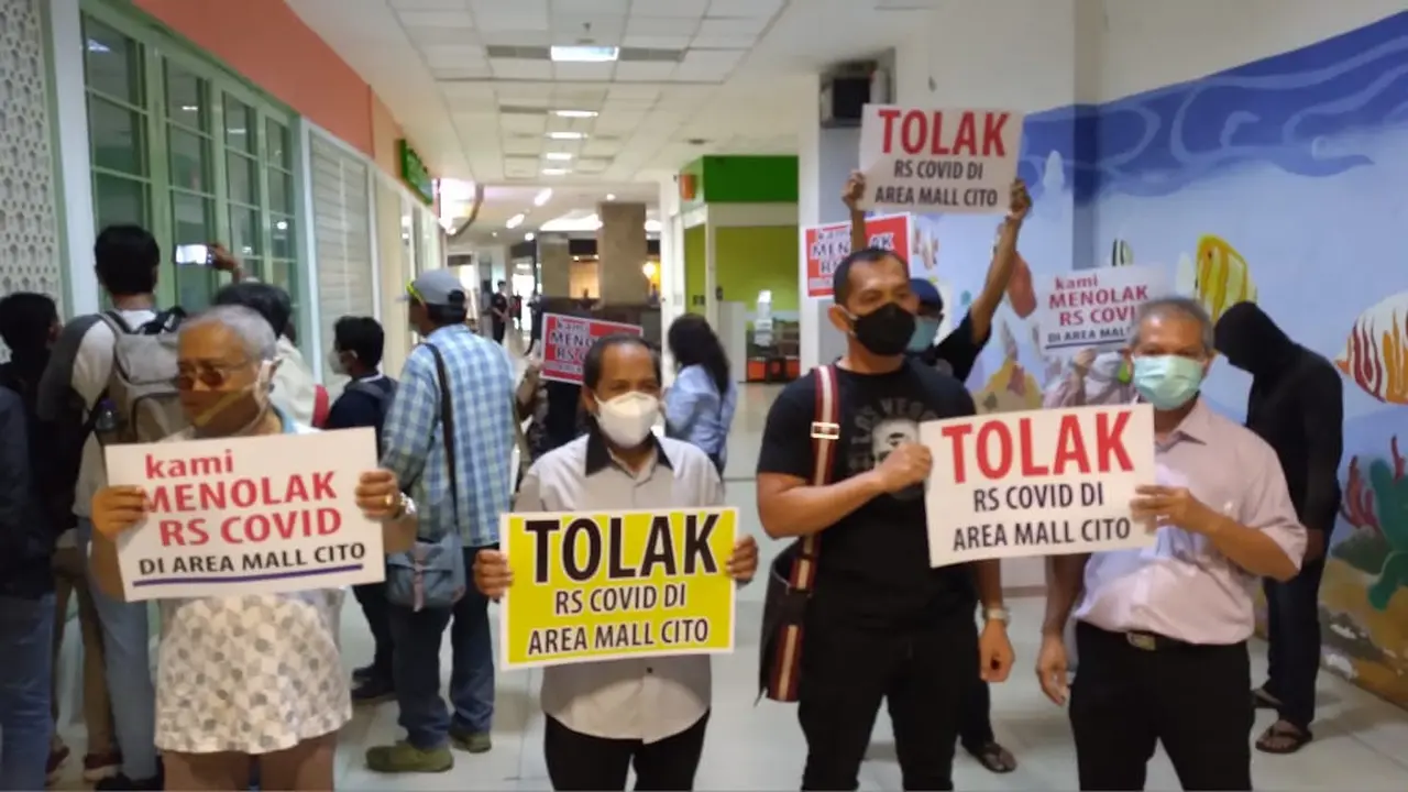 Pemilik dan Pedagang Cito  menolak RS  Covid-19  di Mal Cito, Bundaran Waru, Surabaya. (Dian Kurniawan/Liputan6.com)