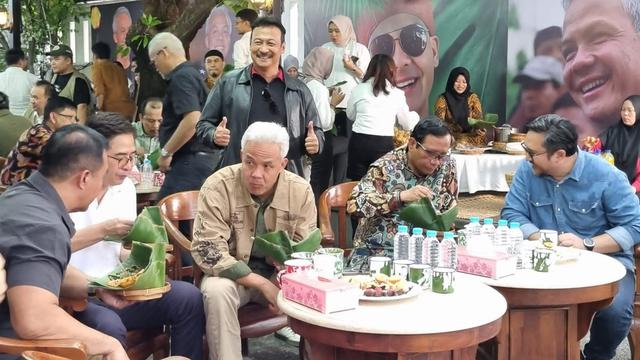 Ganjar dan Mahfud Md Santap Pecel hingga Jamu Usai Tes Kesehatan di RSPAD