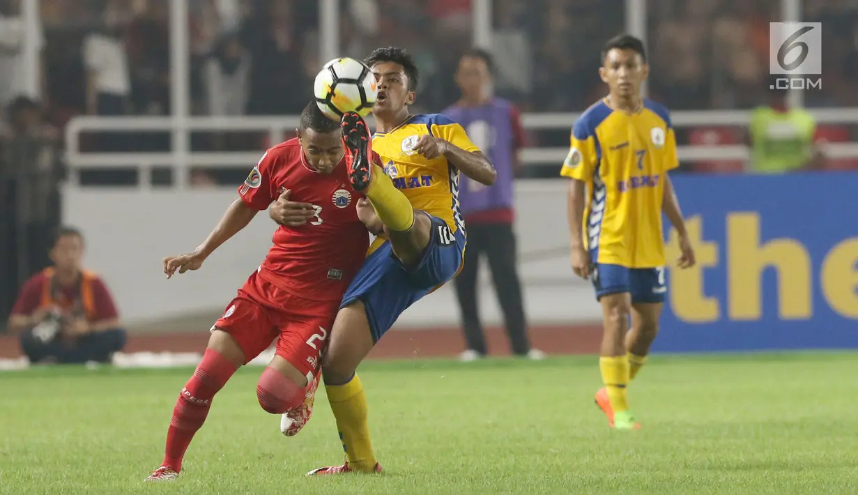 Gelandang Persija, Nugroho Fatchur Rochman (kiri) berebut bola atas dengan pemain Tampines Rovers pada penyisihan grup H Piala AFC 2018 di Stadion GBK, Jakarta, Rabu (28/2). Persija unggul 4-1. (Liputan6.com/Helmi Fithriansyah)