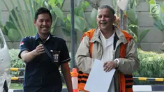 Direktur Utama nonaktif PLN Sofyan Basir (kanan) tiba di Gedung KPK, Jakarta, Kamis (27/6/2019). Sofyan berjalan menuju lobi KPK dengan memakai rompi tahanan dan tangan terborgol, tetapi dia terlihat menutupinya dengan lembaran kertas. (merdeka.com/Dwi Narwoko)