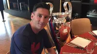 Gaya Sarapan Asyik Messi Bareng Trofi "Si Kuping Besar"