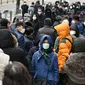 Warga mengantre untuk membeli masker di luar sebuah supermarket di Seoul, Korea Selatan, Rabu (4/3/2020). Hingga saat ini tercatat infeksi virus corona atau COVID-19 di Korea Selatan telah menembus 5.328 kasus. (Jung Yeon-je/AFP)